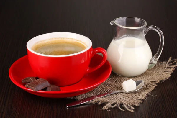 红色杯土耳其咖啡与巧克力和牛奶木桌子上 — 图库照片