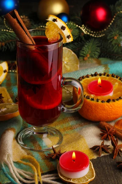 향신료와 나무 테이블 주위 오렌지와 유리에 향기로운 mulled 와인 — 스톡 사진