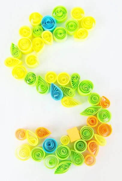 S harfi üzerinde beyaz izole quilling ile yapılır — Stok fotoğraf