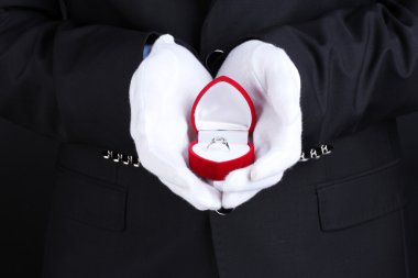 Yüzük kutusu içinde tutan adamın elleri