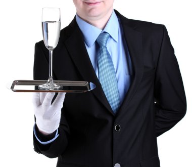 Gümüş tepsi üzerinde beyaz izole su ile resmi garson