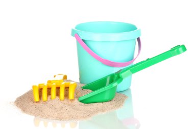 Çocuk plaj oyuncakları ve kum üzerinde beyaz izole