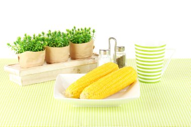 haşlanmış mısır ve beyaz zemin üzerine çiçek