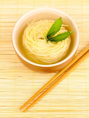 Asya şehriye kase bambu hasır üzerinde