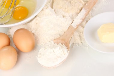 yumurta, un ve tereyağı yakın çekim üzerinde beyaz izole