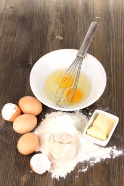 yumurta, un ve tereyağı yakın çekim ahşap tablo