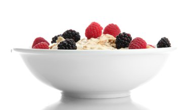 çilek, beyaz izole lezzetli yulaf ezmesi