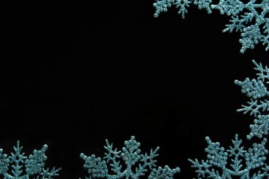 siyah üzerine izole güzel kar taneleri