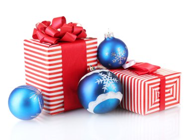beyaz izole mavi Noel topları ile kırmızı renkli hediyeler