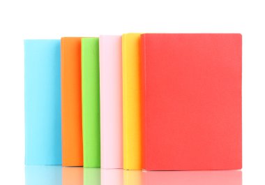çok renkli kitap üzerinde beyaz izole yığını