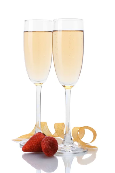 Sklenice na šampaňské a jahody izolovaných na bílém — Stock fotografie