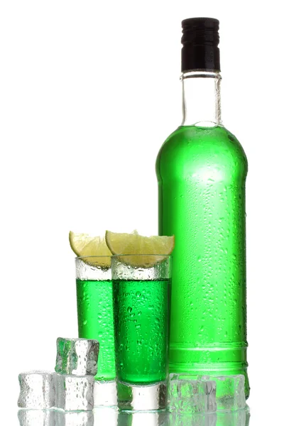Bottiglia e bicchieri di assenzio con calce e ghiaccio isolati su bianco — Foto Stock