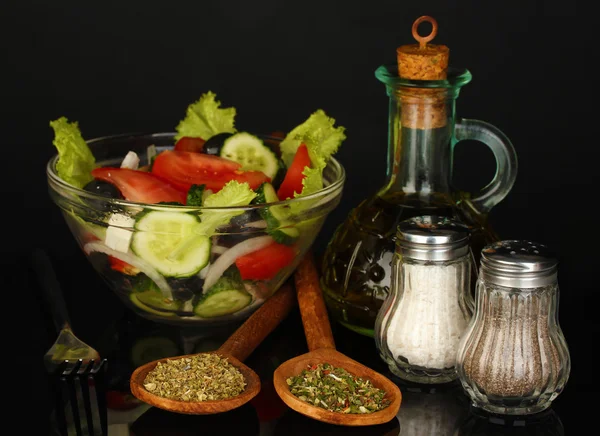 Siyah üzerine izole lezzetli salata — Stok fotoğraf