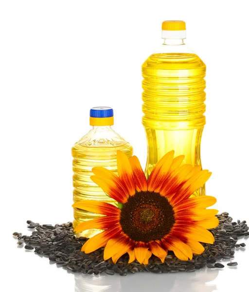 Olej słonecznikowy w plastikowych butelkach na białym tle — Zdjęcie stockowe