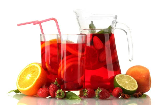 Sangria in vaso e bicchieri con frutta, isolata su bianco — Foto Stock