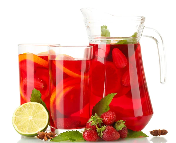 Sangría en frasco y vasos con frutas, aislados en blanco —  Fotos de Stock