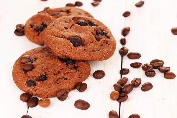 Biscotto di gocce di cioccolato su sfondo di legno — Foto Stock