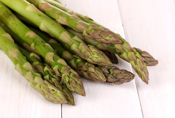 Frischer Spargel auf weißem Holztisch-Hintergrund — Stockfoto