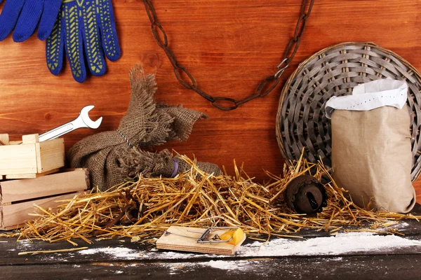 Mousetrap with a piece of cheese in barn on wooden background — Stock Photo, Image