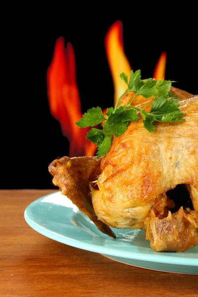 Roasted whole chicken on a blue plate on wooden background close-up — Stock Photo, Image