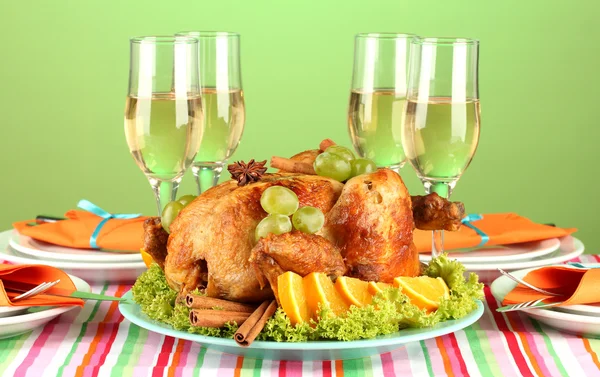 Banquet table with roast chicken on green background close-up. Thanksgiving Day — Stock Photo, Image