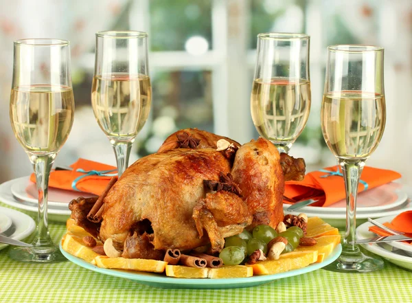 Mesa de banquete con pollo asado de cerca. Día de Acción de Gracias —  Fotos de Stock