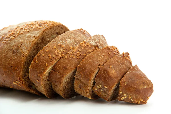 Saboroso pão de centeio fatiado, isolado em branco — Fotografia de Stock