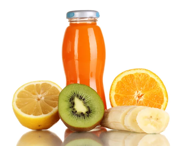 Delicioso jugo multifruta en una botella y fruta al lado de ella aislado en blanco —  Fotos de Stock