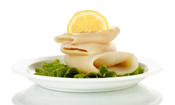 Варені кальмари з салатом і лимоном в тарілці ізольовані на білому — стокове фото