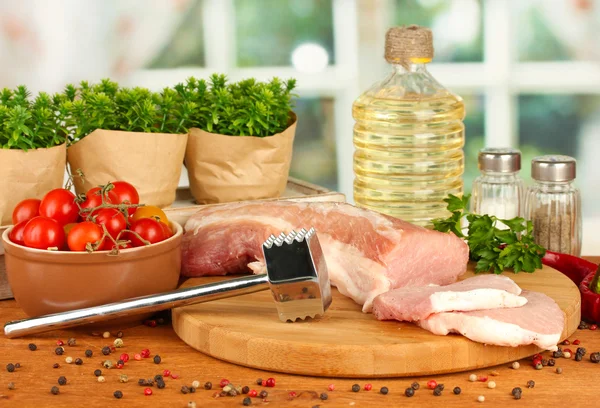 Sammansättningen av rått kött, grönsaker och kryddor på träbord närbild — Stockfoto