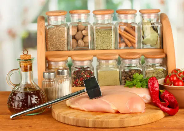 Zusammensetzung von rohem Fleisch, Gemüse und Gewürzen auf Holztisch in Großaufnahme — Stockfoto