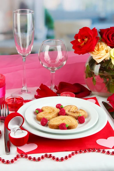Definição de mesa em honra do Dia dos Namorados no fundo do quarto — Fotografia de Stock