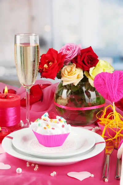 En läcker krämig dessert på festliga bord alla hjärtans dag på rummet bakgrund — Stockfoto