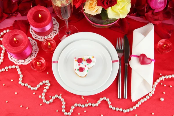 Сервировка стола в честь Дня Святого Валентина крупным планом — стоковое фото