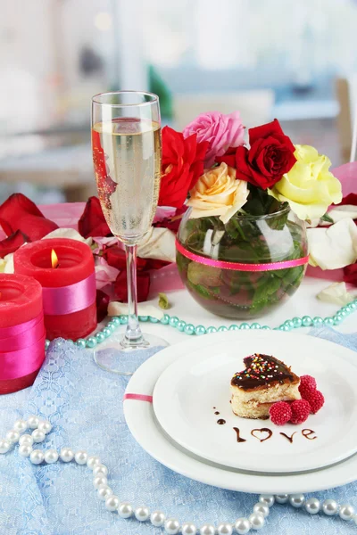 Mesa de ajuste en honor del Día de San Valentín en el fondo de la habitación — Foto de Stock