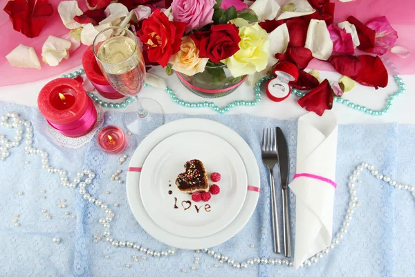 Tischdekoration zu Ehren des Valentinstages aus nächster Nähe — Stockfoto