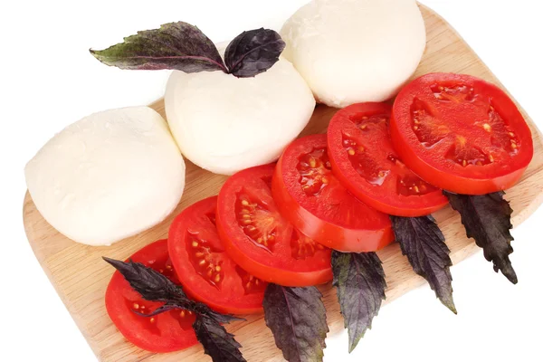 白で隔離されるまな板にトマトと美味しいモッツァレラチーズ — ストック写真