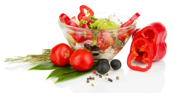 Frischer griechischer Salat in Glasschale isoliert auf weiß — Stockfoto