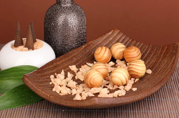 Impostazione aromaterapia su sfondo marrone — Foto Stock