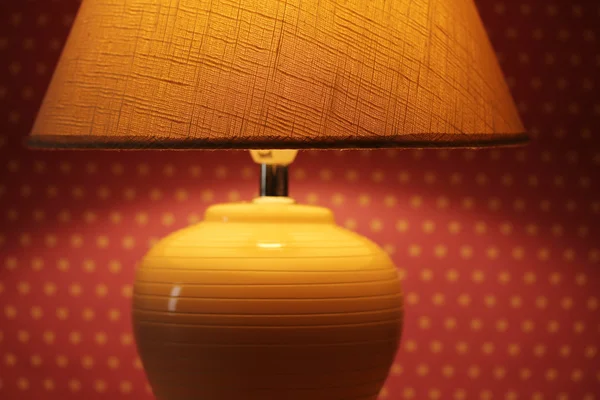 Lampe de table sur fond de papier peint — Photo