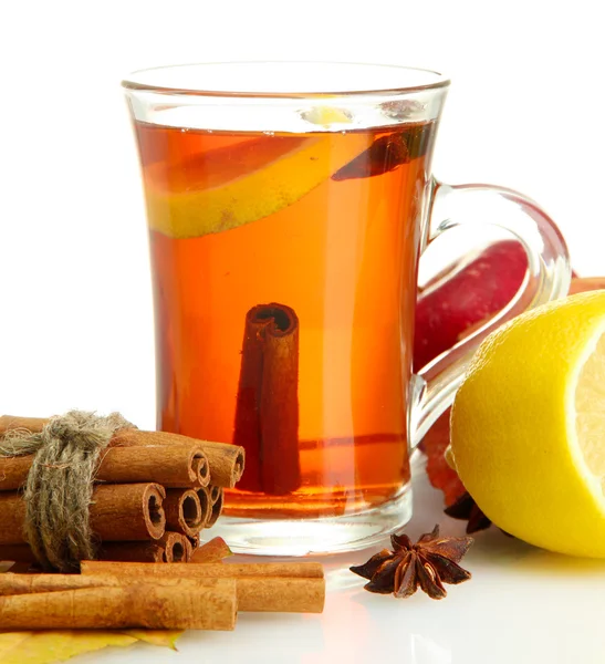 Taza de té caliente y hojas de otoño, aisladas en blanco —  Fotos de Stock