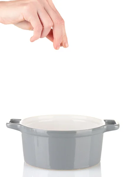 Mão adicionando sal usando saleiro isolado em branco — Fotografia de Stock