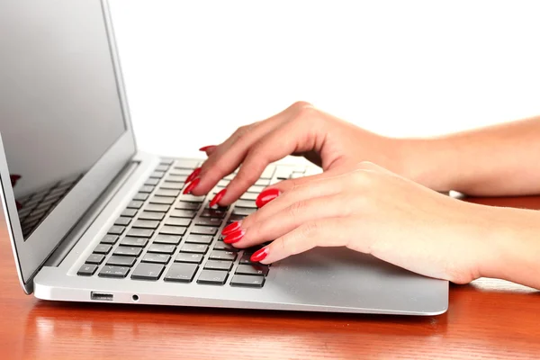 Szczegóły kobiece ręce za pomocą komputera na białym tle — Zdjęcie stockowe