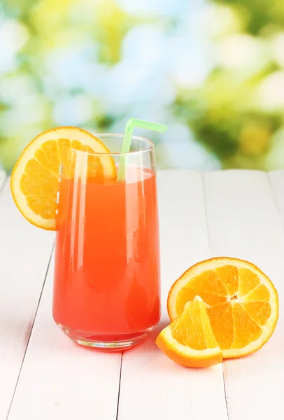 Glas mehrfarbiger Cocktail auf Holztisch auf hellem Hintergrund — Stockfoto
