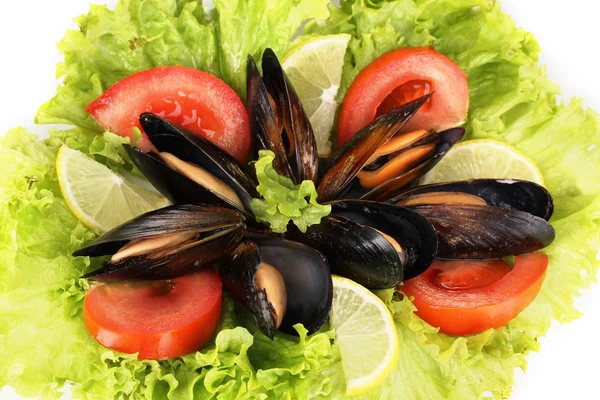 Mellanmål av musslor och citron på plattan isolerad på vit — Stockfoto