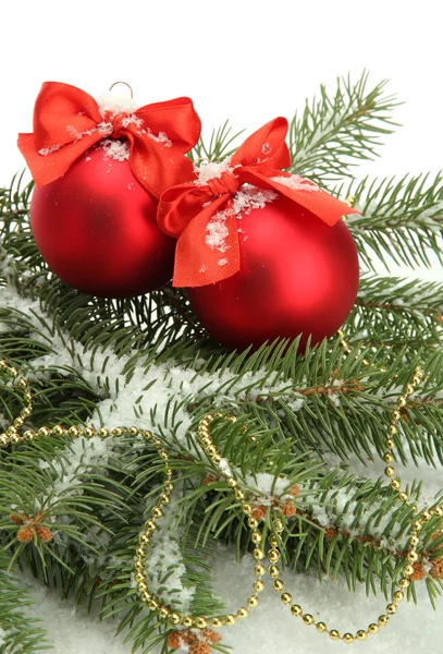 Bolas de Navidad sobre abeto con nieve, aisladas sobre blanco — Foto de Stock