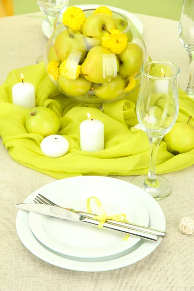 Hermoso ajuste de mesa de vacaciones con manzanas, primer plano —  Fotos de Stock