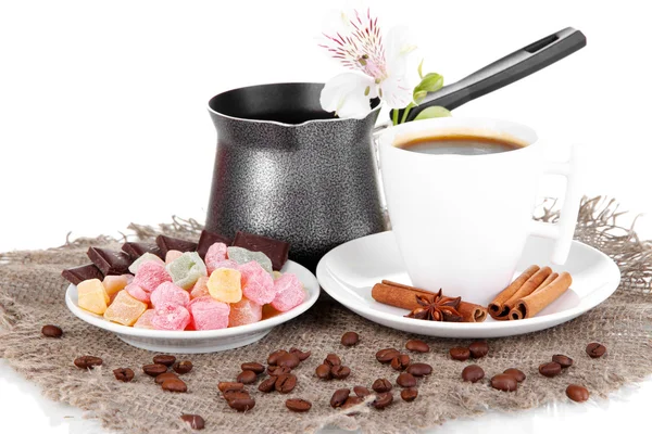 Tasse blanche de café turc avec rahat délice et cafetière isolée sur blanc — Photo