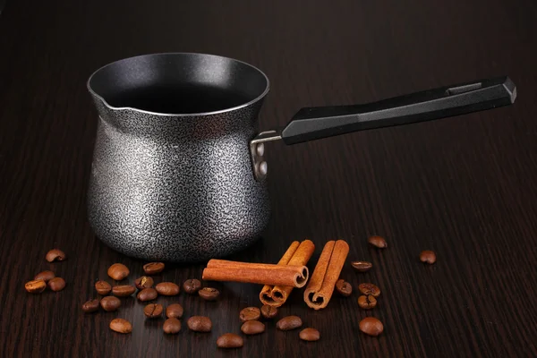 Kávéfőző barna asztal — Stock Fotó