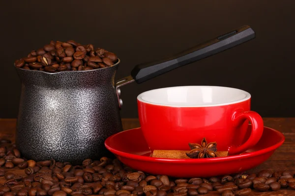 Macchina per il caffè con tazza rossa sul tavolo di legno — Foto Stock